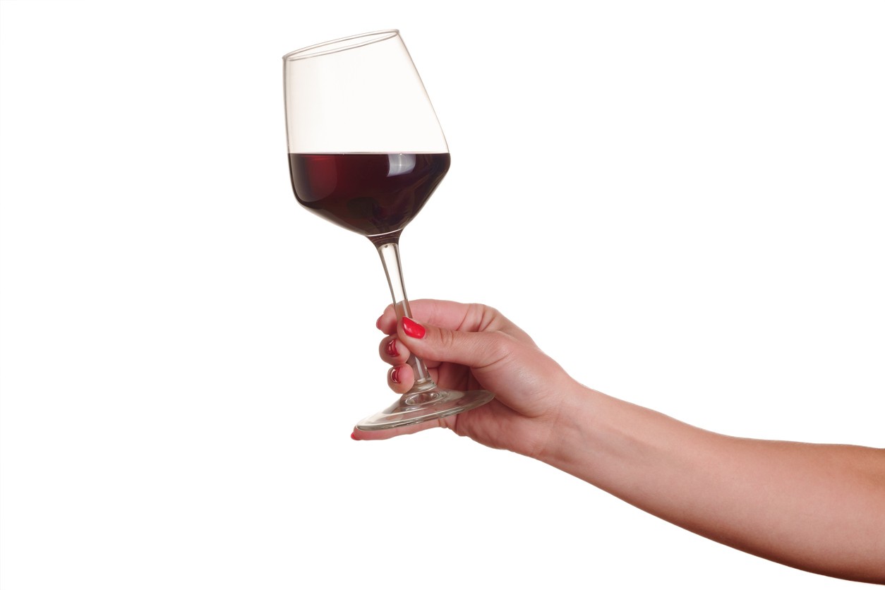 ¿Sabes cómo sujetar una copa de vino? Lee y entérate 