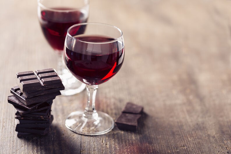Chocolates y vinos, dos consumibles antienvejecimiento.